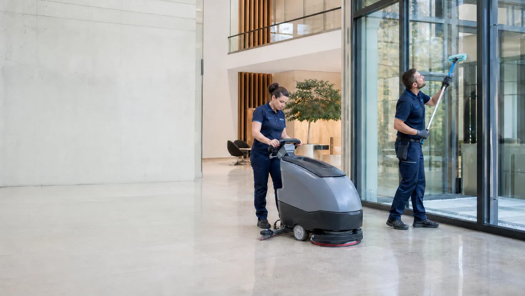 Fachkräfte bei der professionellen Reinigung eines modernen Gewerbegebäudes